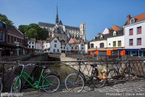 Amiens est une ville où il est bon de faire une pause sur la route de vos vacances vers le Nord de la France. 