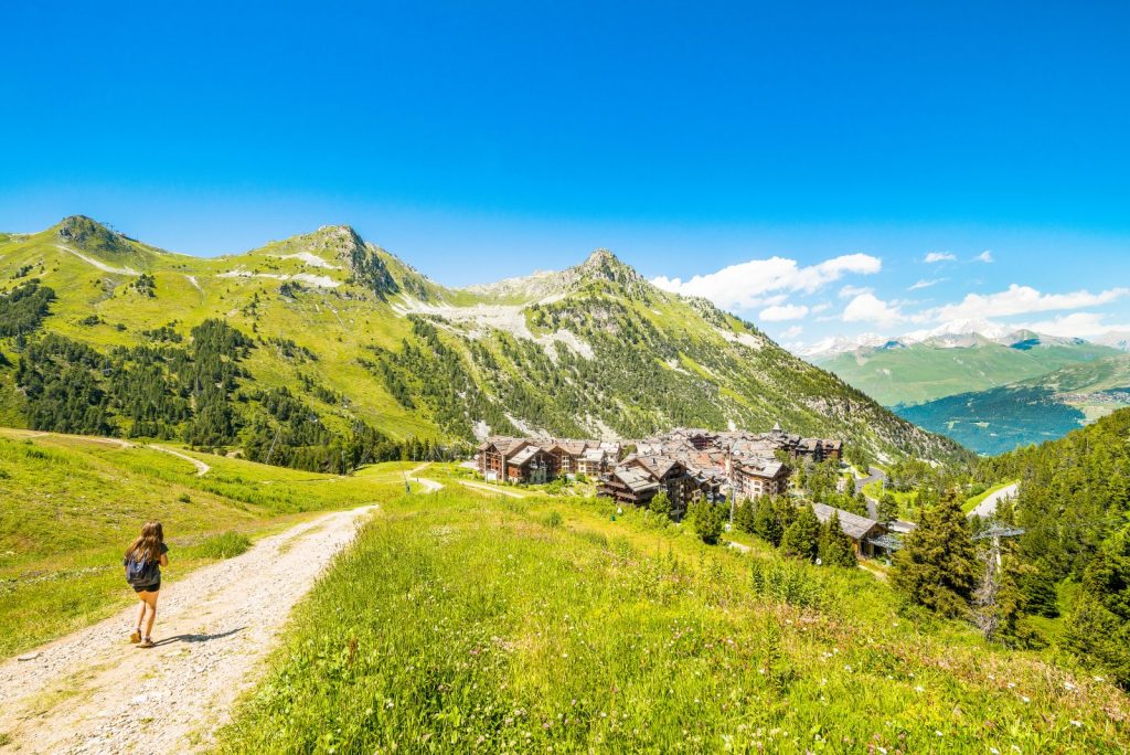 La station Les Arcs en été avec un enfant sur un sentier pédestre