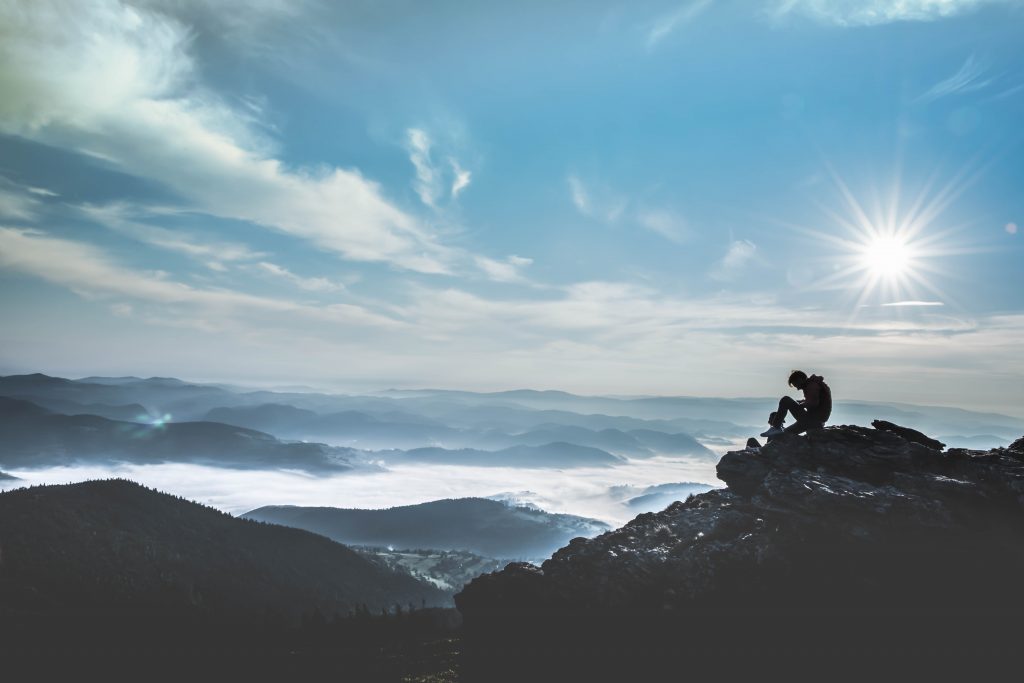 Vacancier en haut d'un sommet en Auvergne