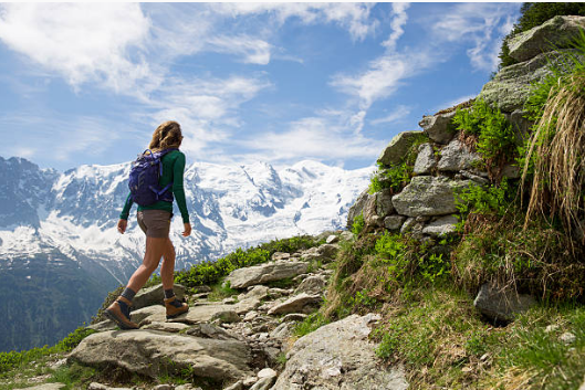 femme faisant de la randonnée en été en montagne